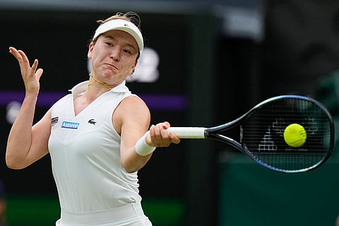 Lulu Sun plays a forehand return to Emma Raducanu